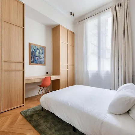 Prestigious Avenue Foch With Private Garden
